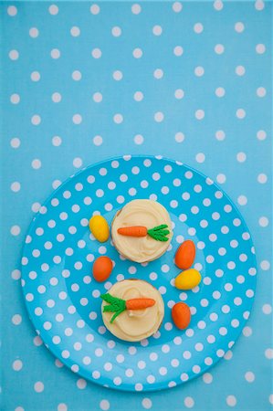 Mini cheesecakes with vanilla custard and marzipan carrots Foto de stock - Sin royalties Premium, Código: 659-07027687