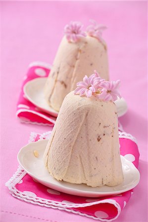 simsearch:659-07027222,k - Pashka (quark dessert, Poland) with pink flowers, for Easter Foto de stock - Sin royalties Premium, Código: 659-07027696