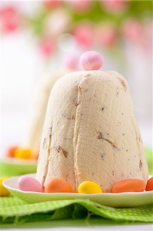 simsearch:659-07027222,k - Pashka (quark dessert, Poland) with marzipan eggs for Easter Foto de stock - Sin royalties Premium, Código: 659-07027697