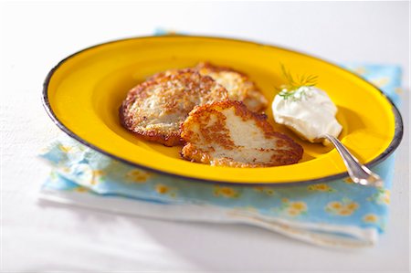 patata - Potato fritters with a dollop of sour cream and dill Foto de stock - Sin royalties Premium, Código: 659-07027698