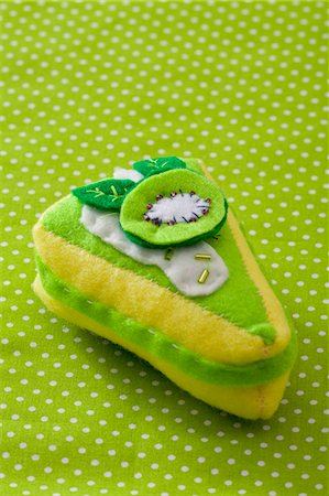 A fabric toy shaped like a slice of kiwi tart Foto de stock - Sin royalties Premium, Código: 659-07027691