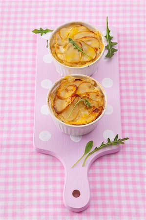 simsearch:659-01854077,k - Small potato gratins with rocket Foto de stock - Sin royalties Premium, Código: 659-07027702