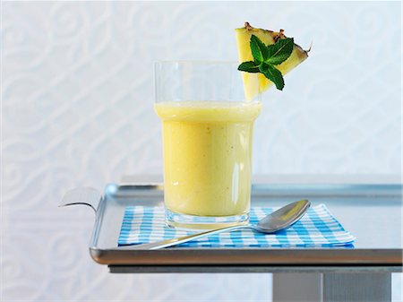 simsearch:659-06186922,k - A glass of pineapple and banana smoothie Photographie de stock - Premium Libres de Droits, Code: 659-07027717