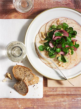 simsearch:659-07610068,k - Apple carpaccio with lamb's lettuce and smoked duck breast Photographie de stock - Premium Libres de Droits, Code: 659-07027718