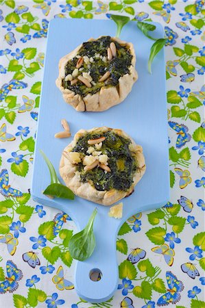 simsearch:659-07598351,k - Mini tarts filled with spinach, pine nuts and parmesan Photographie de stock - Premium Libres de Droits, Code: 659-07027712