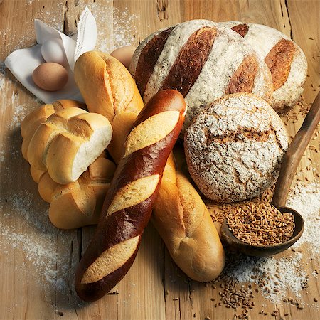 simsearch:659-07028546,k - Assorted types of bread on a wooden surface Foto de stock - Sin royalties Premium, Código: 659-07027724