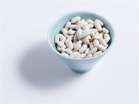 simsearch:659-06373775,k - Cannellini beans in a bowl Photographie de stock - Premium Libres de Droits, Code: 659-07027725