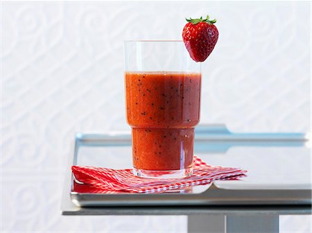 A glass of strawberry and kiwi smoothie Stock Photo - Premium Royalty-Free, Code: 659-07027727