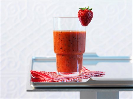 fruit tray images - A glass of strawberry and kiwi smoothie Stock Photo - Premium Royalty-Free, Code: 659-07027727