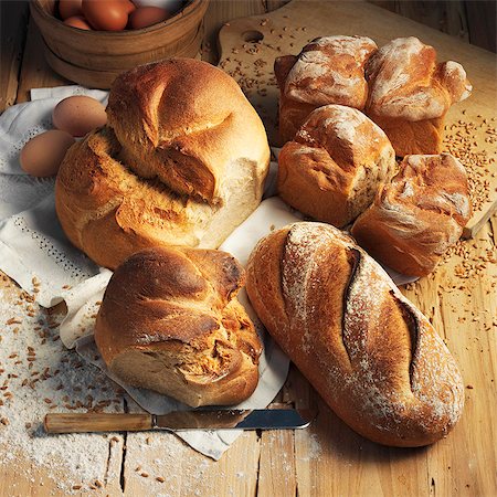 pan - Assorted types of bread on a wooden surface Foto de stock - Sin royalties Premium, Código: 659-07027723