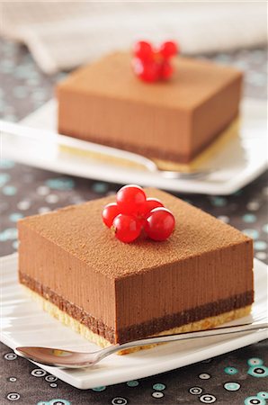 Chocolate slices with redcurrants Photographie de stock - Premium Libres de Droits, Code: 659-07027766