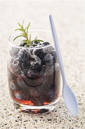 simsearch:659-06900819,k - Blueberries in red wine with rosemary Foto de stock - Sin royalties Premium, Código: 659-07027774