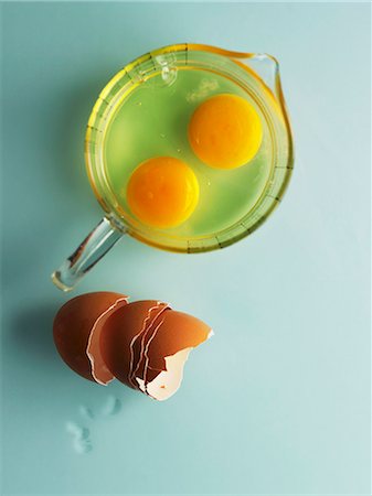 Two raw eggs in a measuring jug Fotografie stock - Premium Royalty-Free, Codice: 659-07027799