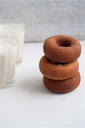 Doughnuts with cinnamon Photographie de stock - Premium Libres de Droits, Code: 659-07027807