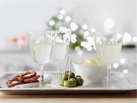 White wine spritzer in wine glasses with nibbles Stock Photo - Premium Royalty-Free, Code: 659-07027802