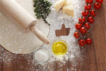 flour hands - Ingredients for a margherita pizza, with a 'like' symbol Stock Photo - Premium Royalty-Free, Code: 659-07027826