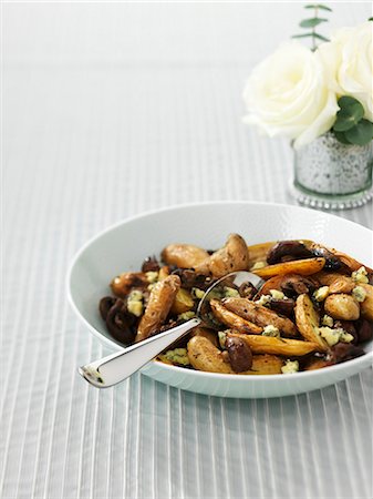 simsearch:659-08147906,k - Fingerling potatoes with Stilton and mushrooms Foto de stock - Sin royalties Premium, Código: 659-07027849