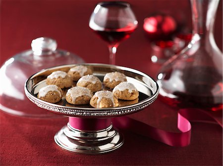 Pfeffernüsse (small round gingerbread cakes with white icing) Stock Photo - Premium Royalty-Free, Code: 659-07027840