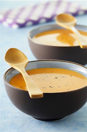 squash soup - Squash soup in two bowls with wooden spoons Foto de stock - Sin royalties Premium, Código: 659-07027924