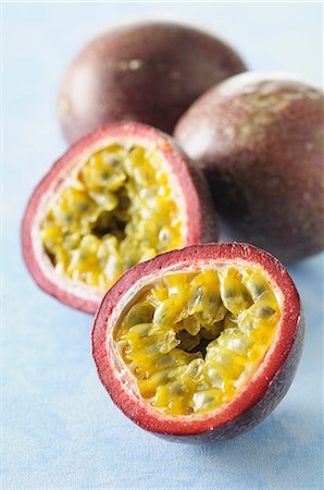 fruit de la passion - Purple passion fruits, whole and halved Photographie de stock - Premium Libres de Droits, Code: 659-07027921