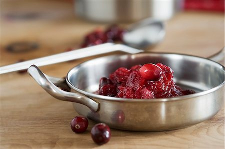 Cranberry sauce in a pan Foto de stock - Sin royalties Premium, Código: 659-07027959