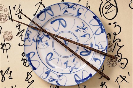 porcelaine - An Asian plate and chopsticks (view from above) Photographie de stock - Premium Libres de Droits, Code: 659-07027950
