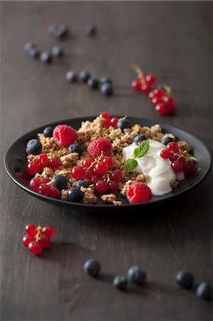 soft fruit - Muesli with fresh berries and yoghurt Stock Photo - Premium Royalty-Free, Code: 659-07027969