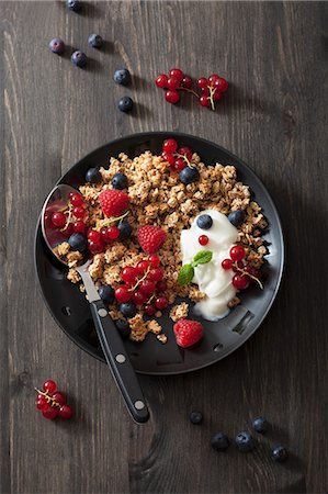 Muesli with fresh berries and yoghurt Photographie de stock - Premium Libres de Droits, Code: 659-07027970
