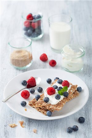 simsearch:659-06153484,k - Crisp breads with fresh berries and crème fraiche Stock Photo - Premium Royalty-Free, Code: 659-07027972