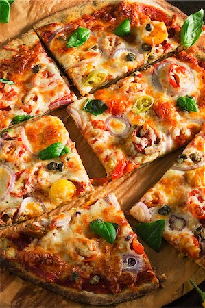 pizza not people - Sliced Onion, Pepper and Tomato Pizza on a Pizza Board Stock Photo - Premium Royalty-Free, Code: 659-07027988