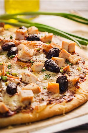 pizza on black - Barbecue Chicken Pizza with Olives Stock Photo - Premium Royalty-Free, Code: 659-07027998