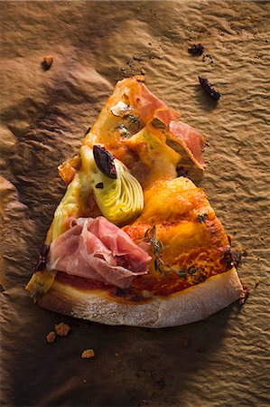 pizza - A Slice of Pancetta, Olive and Artichoke Pizza Fotografie stock - Premium Royalty-Free, Codice: 659-07027992