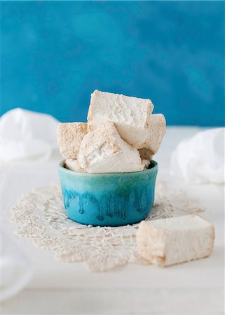 simsearch:659-06373025,k - Homemade Marshmallows with Honey and Spiced Almond Coating Foto de stock - Royalty Free Premium, Número: 659-07028015