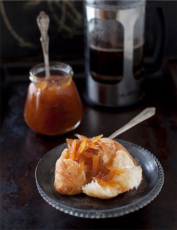 Grapefruit Jam on a Croissant; Jar of Grapefruit Jam in the Background Stock Photo - Premium Royalty-Free, Code: 659-07028019