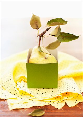 simsearch:659-07597668,k - A Yellow Pear in a Green Box; With Stem and Leaf Photographie de stock - Premium Libres de Droits, Code: 659-07028035