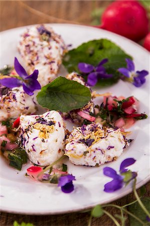 Soft goat's cheese with violet-flavoured vinaigrette Photographie de stock - Premium Libres de Droits, Code: 659-07028045