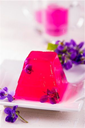 Violet jelly with fresh violet flowers Foto de stock - Sin royalties Premium, Código: 659-07028041