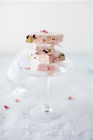 Rose Nougat Stacked in a Champagne Glass Foto de stock - Sin royalties Premium, Código: 659-07028059