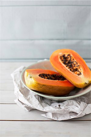 papaye - Halved Papaya in a Shallow Bowl Photographie de stock - Premium Libres de Droits, Code: 659-07028060