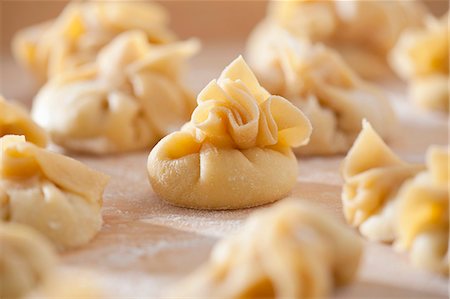 pasta type - Fiocchi with Gorgonzola and pear filling (uncooked) Photographie de stock - Premium Libres de Droits, Code: 659-07028076