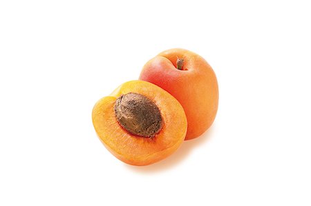 fruits - A whole and a half apricot against a white background Photographie de stock - Premium Libres de Droits, Code: 659-07028099