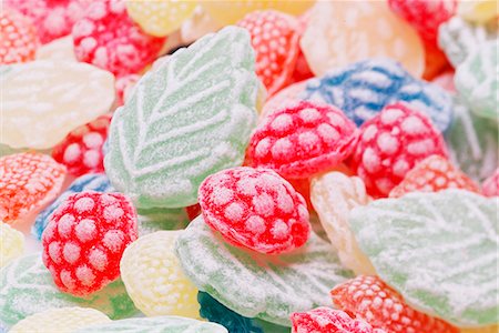 Colourful sweets (cutout) Stockbilder - Premium RF Lizenzfrei, Bildnummer: 659-07028104