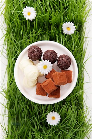 Assorted chocolates in artificial grass Stock Photo - Premium Royalty-Free, Code: 659-07028115