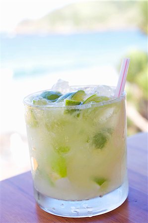 refrescante - Caipirinha; Brazil's National Cocktail on an Outdoor Table Foto de stock - Sin royalties Premium, Código: 659-07028135