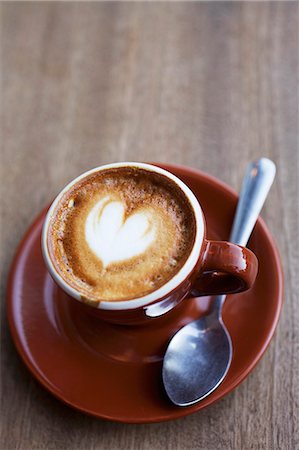 Cup of Espresso with Heart Shaped Foam Design; On a Saucer with a Spoon Foto de stock - Sin royalties Premium, Código: 659-07028137