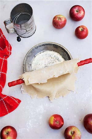 Rolling Out Dough for Apple Pie Crust Foto de stock - Sin royalties Premium, Código: 659-07028138