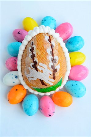 simsearch:659-07027229,k - A crispy egg surrounded by colourful miniature eggs Photographie de stock - Premium Libres de Droits, Code: 659-07028144