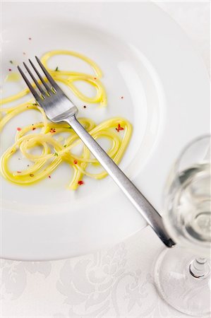 Spaghetti aglio e olio being tasted Photographie de stock - Premium Libres de Droits, Code: 659-07028143