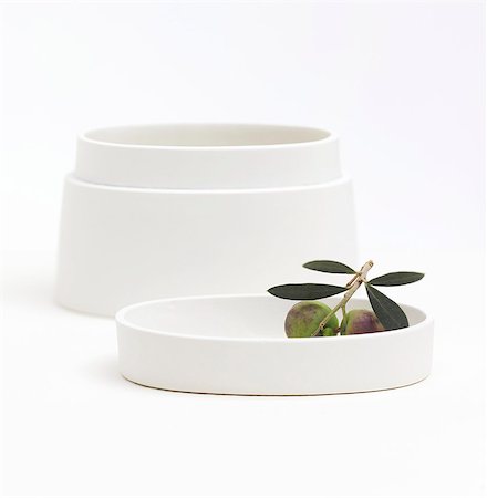 A ceramic pot with fresh olives Photographie de stock - Premium Libres de Droits, Code: 659-07028155