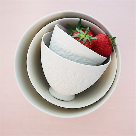 simsearch:659-08896951,k - Two strawberries in white, overturned ceramic bowls Foto de stock - Sin royalties Premium, Código: 659-07028156